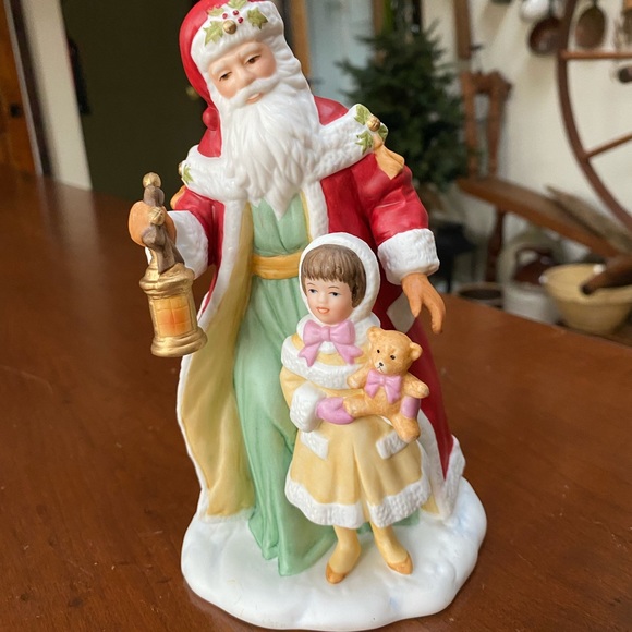 Christmas Avon porcelain collectible - Picture 1 of 10